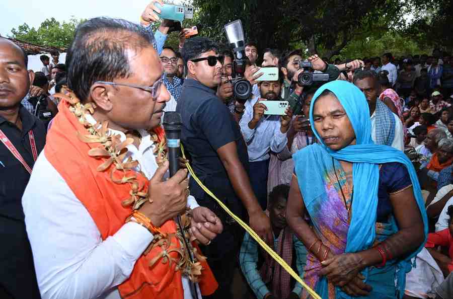 मुख्यमंत्री विष्णु देव साय का हरगवां गांव में औचक दौरा,ग्रामीणों से किया सीधा संवाद मुख्यमंत्री विष्णु देव साय का हरगवां गांव में औचक दौरा,ग्रामीणों से किया सीधा संवाद