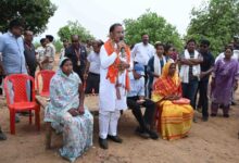 तेज हवाओं के बीच ढोढरीकला में अचानक उतरा मुख्यमंत्री का हेलिकॉप्टर,महुआ के पेड़ के नीचे लगाई चौपाल