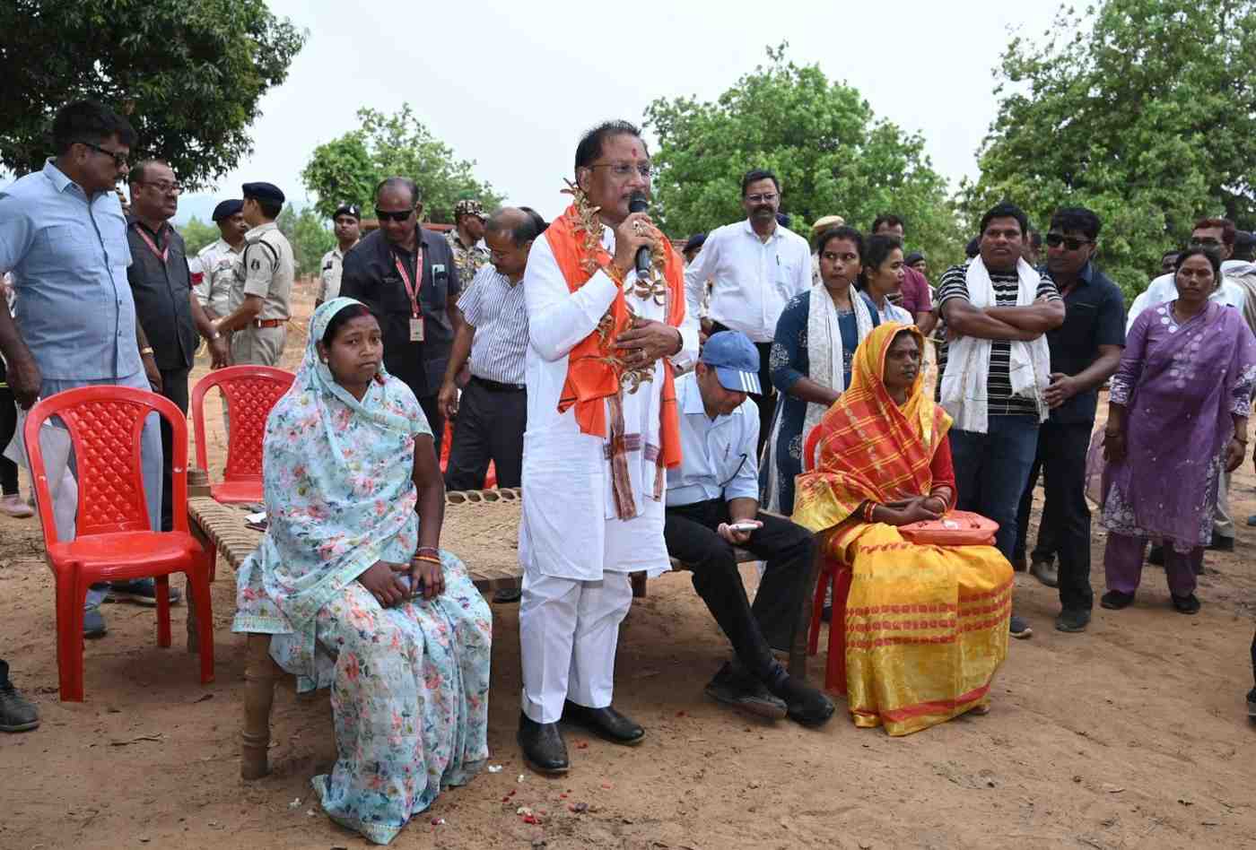तेज हवाओं के बीच ढोढरीकला में अचानक उतरा मुख्यमंत्री का हेलिकॉप्टर,महुआ के पेड़ के नीचे लगाई चौपाल तेज हवाओं के बीच ढोढरीकला में अचानक उतरा मुख्यमंत्री का हेलिकॉप्टर,महुआ के पेड़ के नीचे लगाई चौपाल