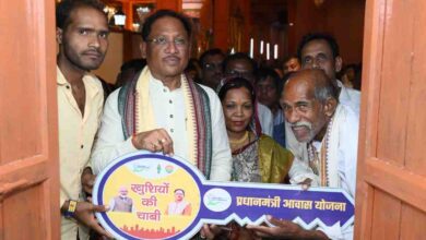 मुख्यमंत्री ने दोकड़ा में पीएम आवास योजना के हितग्राही संतु चक्रेस को चाबी देकर गृह प्रवेश कराया