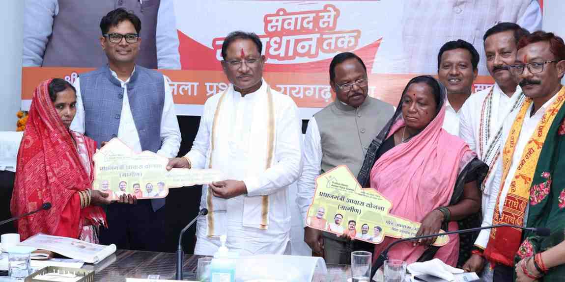 मुख्यमंत्री ने बिरहोर की महिलाओं को प्रधानमंत्री आवास योजना के तहत सौंपी पक्के मकानों की चाबी मुख्यमंत्री ने बिरहोर की महिलाओं को प्रधानमंत्री आवास योजना के तहत सौंपी पक्के मकानों की चाबी
