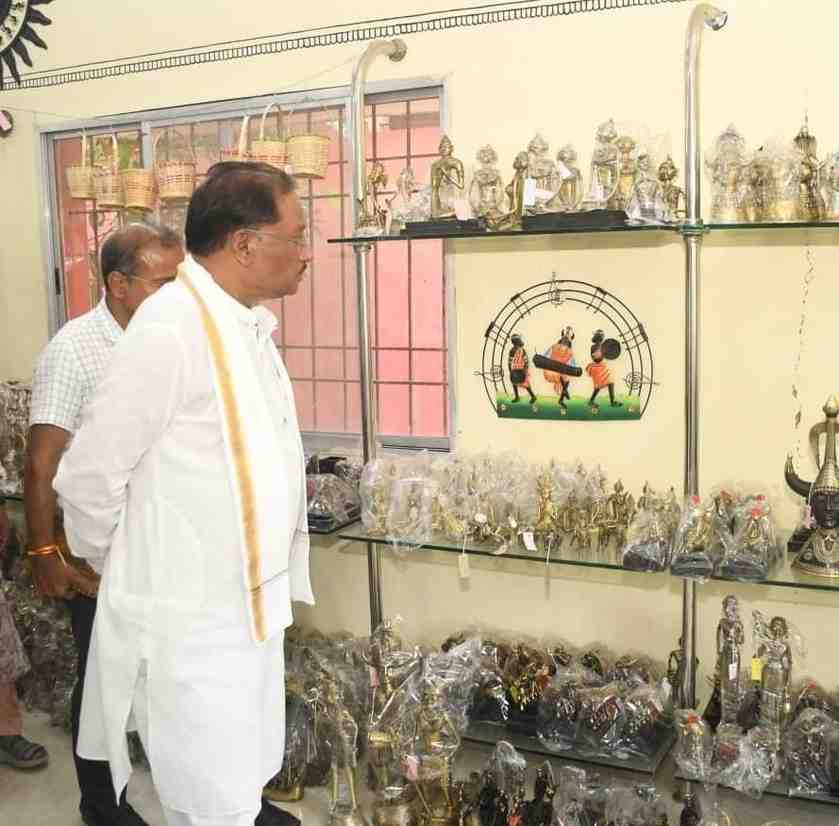 मुख्यमंत्री साय का शिल्प नगरी कोंडागांव के शबरी एंपोरियम पहुंचे,बेलमेटल कलाकृतियों की सराहना की मुख्यमंत्री साय का शिल्प नगरी कोंडागांव के शबरी एंपोरियम पहुंचे,बेलमेटल कलाकृतियों की सराहना की