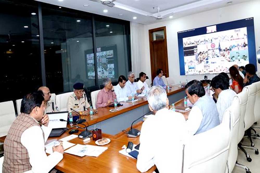 अधिकारी अलर्ट मोड पर रहें, नागरिक सेवाओं को करें सुनिश्चित : मुख्यमंत्री डॉ. यादव