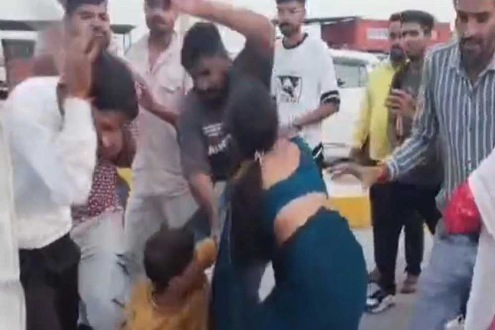 उज्जैन में हाईवे पर बने टोल नाके के कर्मचारियों ने महिलाओं और युवकों को पीटा, 5 गिरफ्तार उज्जैन में हाईवे पर बने टोल नाके के कर्मचारियों ने महिलाओं और युवकों को पीटा, 5 गिरफ्तार