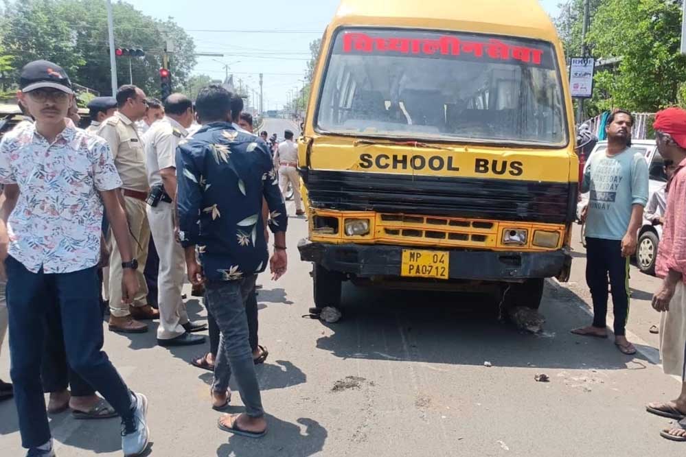 बस ने 11 बजे टक्कर मारी, संस्था ने तीन बजे उसे बेचने का फर्जी डाक्यूमेंट बनवा लिया,  पुलिस ने किया खुलासा बस ने 11 बजे टक्कर मारी, संस्था ने तीन बजे उसे बेचने का फर्जी डाक्यूमेंट बनवा लिया,  पुलिस ने किया खुलासा