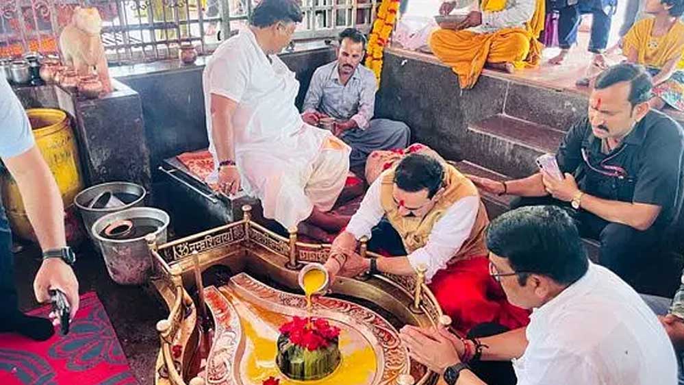 नरोत्तम मिश्रा ने किए महाकाल और बाबा अंगारेश्वर के दर्शन, बोले- भारत विश्व गुरु बने बस यही कामना