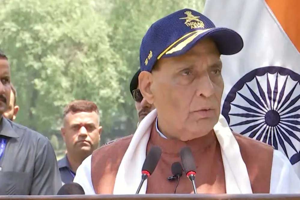 ‘हमारे एयर डिफेंस ने दुश्मन के हमले नाकाम किए’, भुज एयरबेस से बोले राजनाथ ‘हमारे एयर डिफेंस ने दुश्मन के हमले नाकाम किए’, भुज एयरबेस से बोले राजनाथ