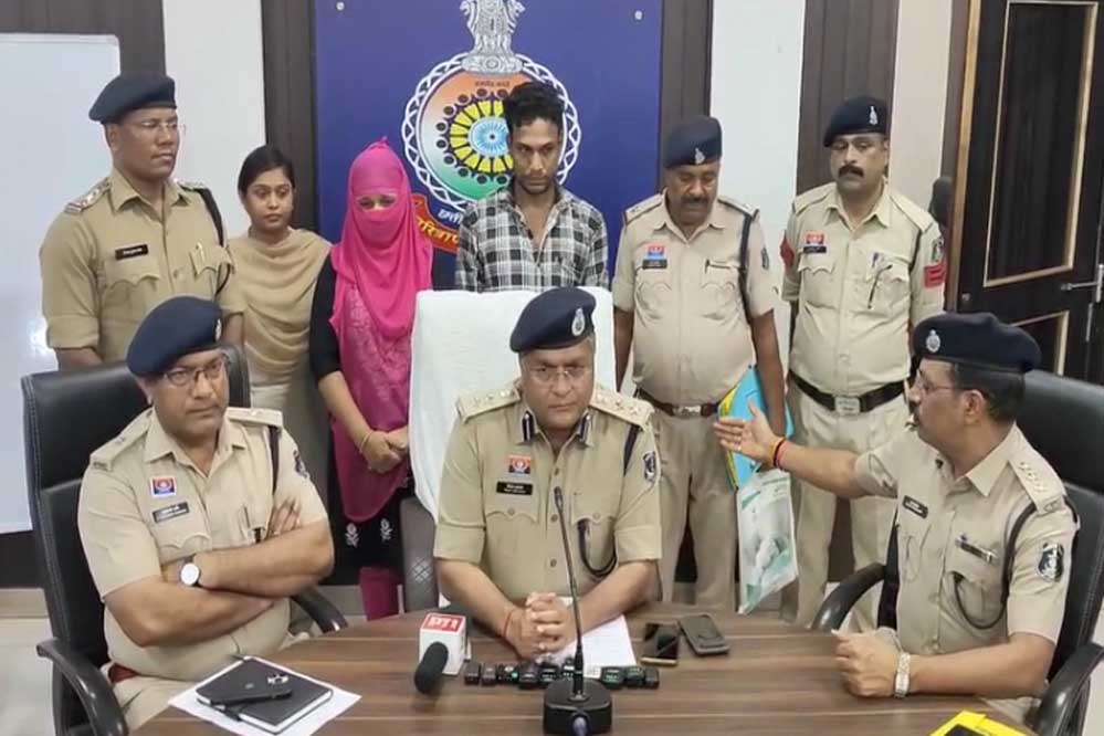 भिलाई में STF ने 4 दिन के भीतर दूसरी कार्रवाई करते हुए बांग्लादेशी दंपती को गिरफ्तार किया भिलाई में STF ने 4 दिन के भीतर दूसरी कार्रवाई करते हुए बांग्लादेशी दंपती को गिरफ्तार किया