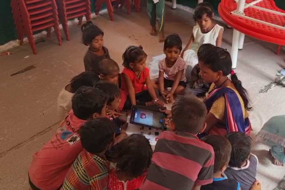 रायसेन में प्राइवेट स्कूल छोड़ आंगनबाड़ी में एडमिशन लेने की होड़, मिल रही डिजिटल शिक्षा रायसेन में प्राइवेट स्कूल छोड़ आंगनबाड़ी में एडमिशन लेने की होड़, मिल रही डिजिटल शिक्षा