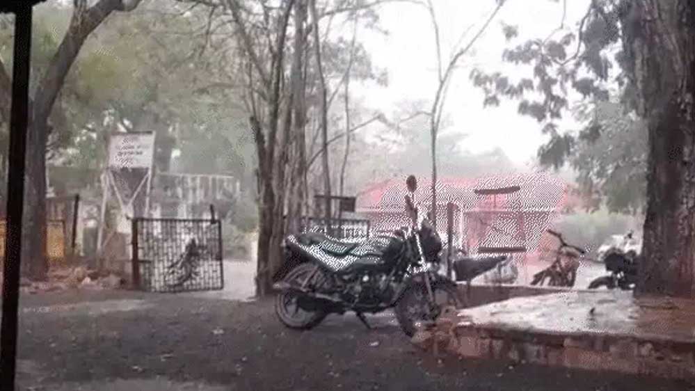मध्यप्रदेश में आज भी आंधी-बारिश का दौर जारी, महू में घरों की टिन उड़ी मध्यप्रदेश में आज भी आंधी-बारिश का दौर जारी, महू में घरों की टिन उड़ी