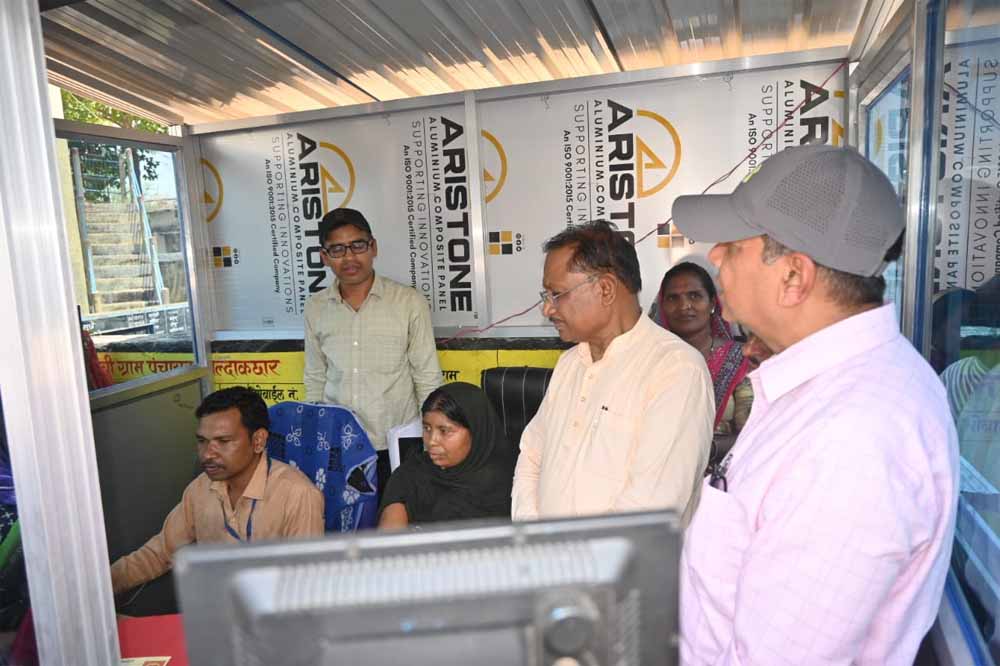 मुख्यमंत्री साय ने अटल डिजिटल केंद्र का किया अवलोकन मुख्यमंत्री साय ने अटल डिजिटल केंद्र का किया अवलोकन