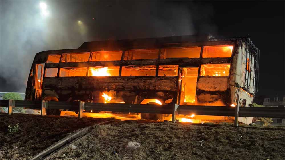 मथुरा हाईवे बाईपास पर अचानक आग का गोला बनी बस, बाल- बाल बचे 60 यात्री मथुरा हाईवे बाईपास पर अचानक आग का गोला बनी बस, बाल- बाल बचे 60 यात्री