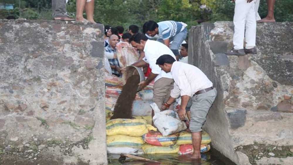 देश में जल संवर्धन अभियान में जनता और प्रशासन की संयुक्त भागीदारी देश में जल संवर्धन अभियान में जनता और प्रशासन की संयुक्त भागीदारी