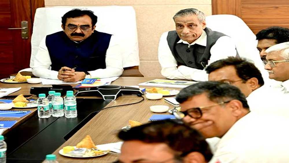 लोक निर्माण मंत्री और भास्कराचार्य संस्थान प्रमुख के बीच उच्च स्तरीय बैठक हुई लोक निर्माण मंत्री और भास्कराचार्य संस्थान प्रमुख के बीच उच्च स्तरीय बैठक हुई