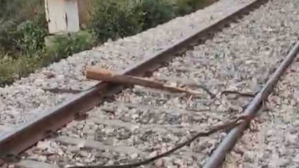 हरदोई में दो ट्रेनों को पलटाने की असफल कोशिश, ड्राइवर की सूझबूझ से टला बड़ा हादसा हरदोई में दो ट्रेनों को पलटाने की असफल कोशिश, ड्राइवर की सूझबूझ से टला बड़ा हादसा