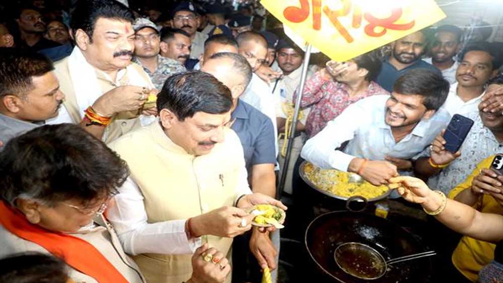 मुख्यमंत्री डॉ. मोहन यादव ने सराफा बाजार में मंत्रियों संग उठाया व्यंजनों का लुत्फ मुख्यमंत्री डॉ. मोहन यादव ने सराफा बाजार में मंत्रियों संग उठाया व्यंजनों का लुत्फ