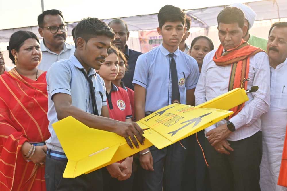 रायपुर : समर कैम्प में स्कूली बच्चों द्वारा निर्मित एयरोमॉडल्स का हुआ प्रदर्शन रायपुर : समर कैम्प में स्कूली बच्चों द्वारा निर्मित एयरोमॉडल्स का हुआ प्रदर्शन