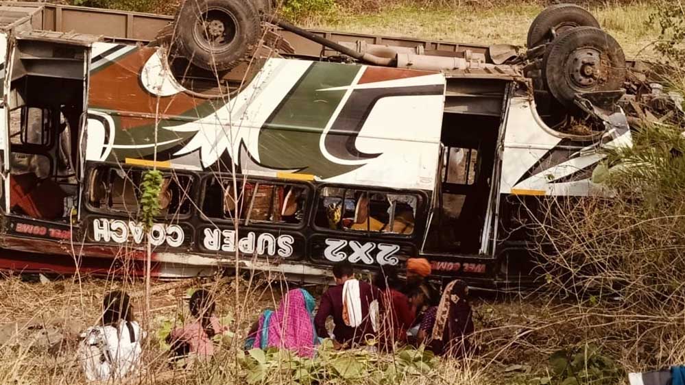 छिंदवाड़ा : बसुरिया में बरातियों से भरी बस हुई दुर्घटना का शिकार, दो लोगों की मौत और 29 घायल छिंदवाड़ा : बसुरिया में बरातियों से भरी बस हुई दुर्घटना का शिकार, दो लोगों की मौत और 29 घायल