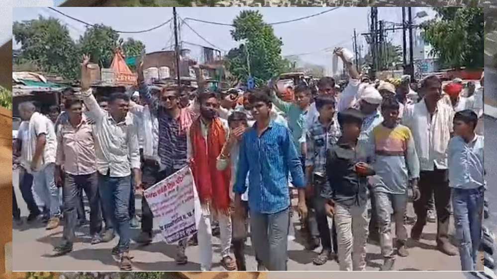 केंद्रीय कृषि मंत्री के गृह जिले में सड़क पर उतरे किसान,11 ग्रामों के किसानों ने निकाली पैदल रैली. केंद्रीय कृषि मंत्री के गृह जिले में सड़क पर उतरे किसान,11 ग्रामों के किसानों ने निकाली पैदल रैली.