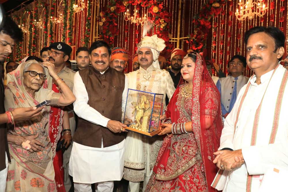 मुख्यमंत्री यादव मंत्री तोमर की बेटी के विवाह समारोह में शामिल होने ग्वालियर पहुंचे, वर-वधु को दिया आशीर्वाद मुख्यमंत्री यादव मंत्री तोमर की बेटी के विवाह समारोह में शामिल होने ग्वालियर पहुंचे, वर-वधु को दिया आशीर्वाद