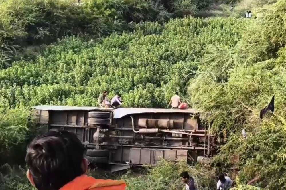 भिंड में अनियंत्रित होकर खाई में गिरी यात्रियों से भरी बस, मची चीख पुकार भिंड में अनियंत्रित होकर खाई में गिरी यात्रियों से भरी बस, मची चीख पुकार