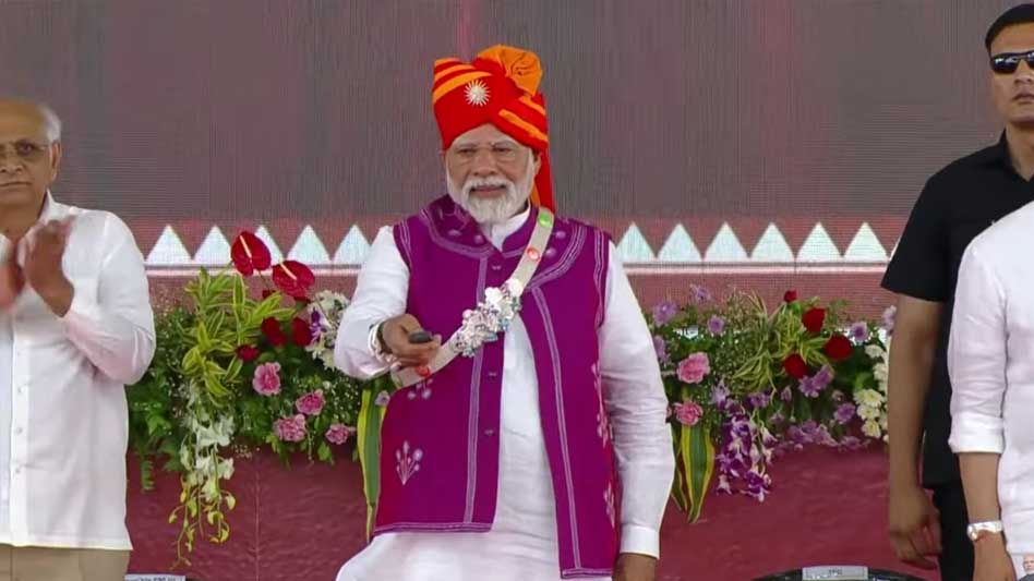 PM मोदी ने गुजरात के दाहोद में 24,000 करोड़ की लागत वाली विकास परियोजनाओं का शिलान्यास किया PM मोदी ने गुजरात के दाहोद में 24,000 करोड़ की लागत वाली विकास परियोजनाओं का शिलान्यास किया