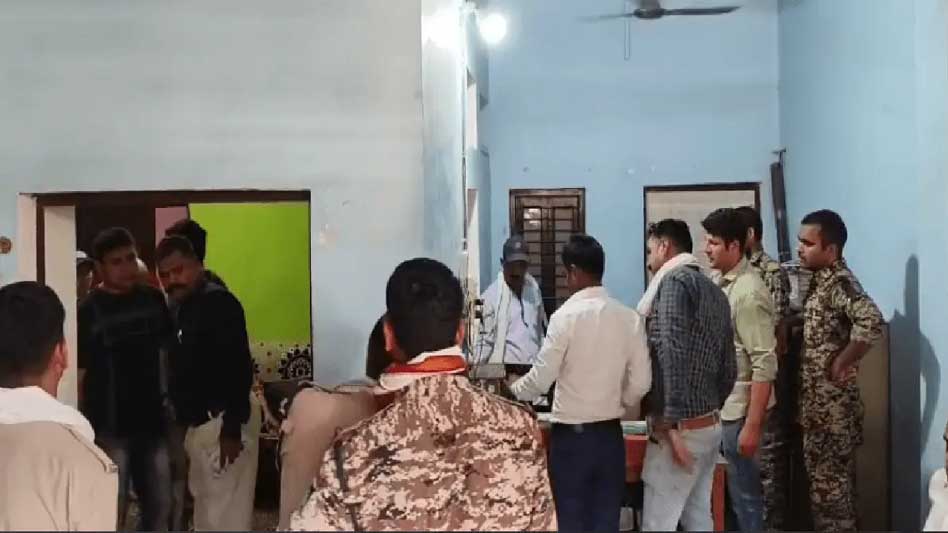 5 हजार की रिश्वत लेते पटवारी को लोकायुक्त की टीम ने रंगेहाथों पकड़ा 5 हजार की रिश्वत लेते पटवारी को लोकायुक्त की टीम ने रंगेहाथों पकड़ा