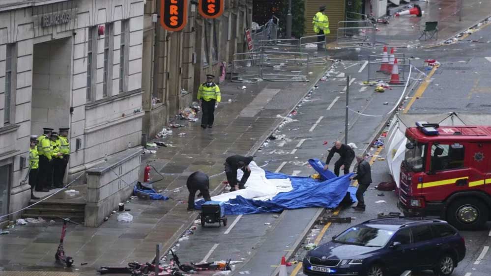 ब्रिटेन में फुटबॉल विक्ट्री परेड में कार ने भीड़ को रौंदा, 50 घायल