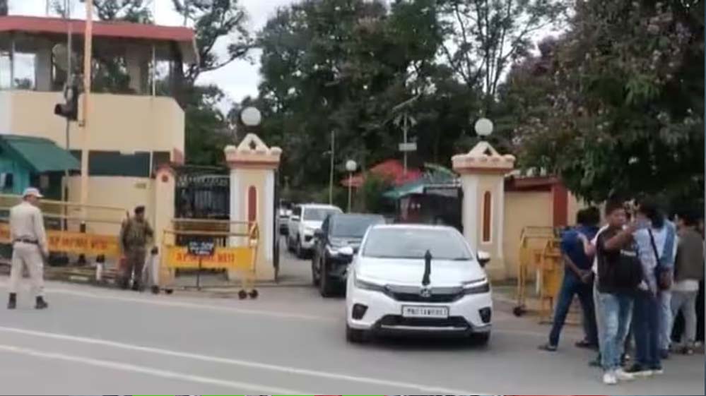 मणिपुर में बीजेपी पेश किया सरकार बनाने का दावा, राज्यपाल से मिलने पहुंचे विधायक, जानें सभी बड़े अपडेट्स मणिपुर में बीजेपी पेश किया सरकार बनाने का दावा, राज्यपाल से मिलने पहुंचे विधायक, जानें सभी बड़े अपडेट्स