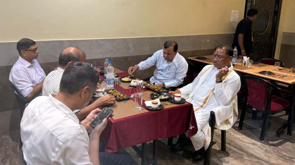 मुख्यमंत्री विष्णुदेव साय ने सिमगा में ढाबा में किया भोजन, स्थानीय लोगों से की आत्मीय बातचीत मुख्यमंत्री विष्णुदेव साय ने सिमगा में ढाबा में किया भोजन, स्थानीय लोगों से की आत्मीय बातचीत