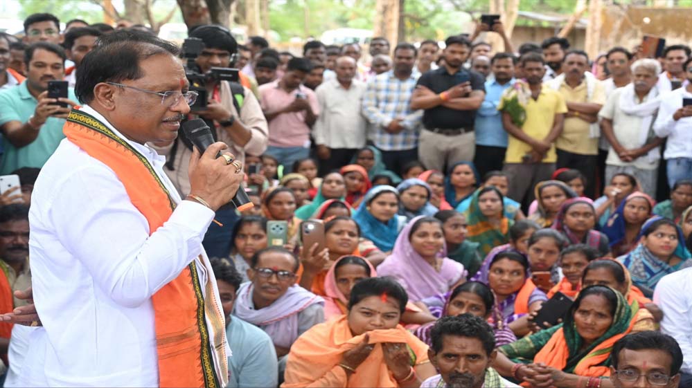 गुलमोहर पेड़ के नीचे लगी मुख्यमंत्री की चौपाल: सारंगढ़-बिलाइगढ़ जिले के ग्राम कनकबीरा में उतरा उड़नखटोला गुलमोहर पेड़ के नीचे लगी मुख्यमंत्री की चौपाल: सारंगढ़-बिलाइगढ़ जिले के ग्राम कनकबीरा में उतरा उड़नखटोला