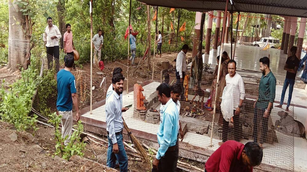 जल गंगा संवर्धन अभियान अंतर्गत वझर हनुमान मंदिर प्रांगड़ में की गई साफ सफाई