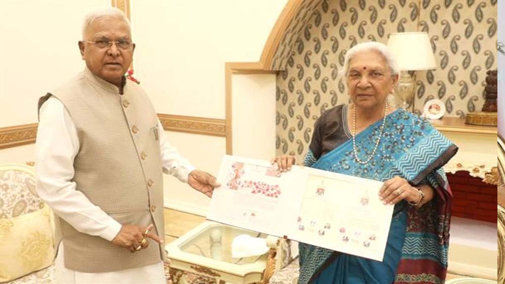 राज्यपाल मंगुभाई पटेल से उत्तरप्रदेश की राज्यपाल श्रीमती आनंदीबेन पटेल की सौजन्य भेंट राज्यपाल मंगुभाई पटेल से उत्तरप्रदेश की राज्यपाल श्रीमती आनंदीबेन पटेल की सौजन्य भेंट