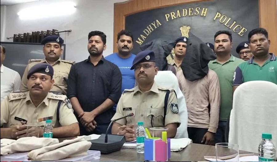 मुरैना में डबल मर्डर कांड का खुलासा, पुलिस ने 36 घंटे के अंदर आरोपी गिरफ्तार, हत्या कारण आया सामने मुरैना में डबल मर्डर कांड का खुलासा, पुलिस ने 36 घंटे के अंदर आरोपी गिरफ्तार, हत्या कारण आया सामने