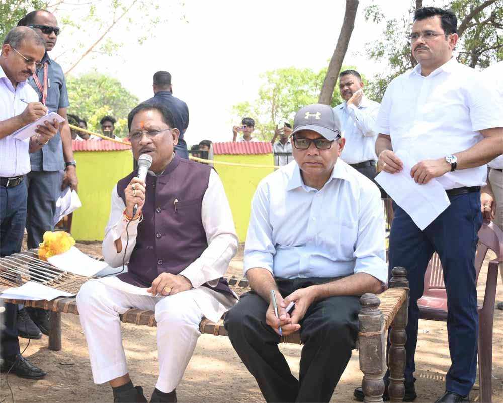 मुख्यमंत्री साय ने सक्ती के ग्राम करिगांव का किया दौरा, पेड़ के नीचे खाट लगाकर ग्रामीणों से किया संवाद मुख्यमंत्री साय ने सक्ती के ग्राम करिगांव का किया दौरा, पेड़ के नीचे खाट लगाकर ग्रामीणों से किया संवाद