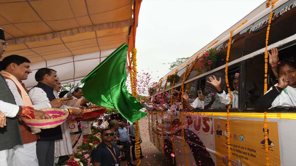 मुख्यमंत्री यादव ने ‘अहिल्या वाहिनी’ प्रदेशव्यापी महिला बाइक रैली को हरी झंडी दिखाकर रवाना किया मुख्यमंत्री यादव ने ‘अहिल्या वाहिनी’ प्रदेशव्यापी महिला बाइक रैली को हरी झंडी दिखाकर रवाना किया