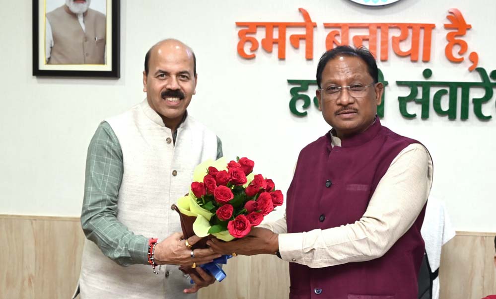 CM साय से इंदिरा गांधी कृषि विश्वविद्यालय के कुलपति डॉ. गिरीश चंदेल ने आज उनके निवास कार्यालय में सौजन्य भेंट CM साय से इंदिरा गांधी कृषि विश्वविद्यालय के कुलपति डॉ. गिरीश चंदेल ने आज उनके निवास कार्यालय में सौजन्य भेंट