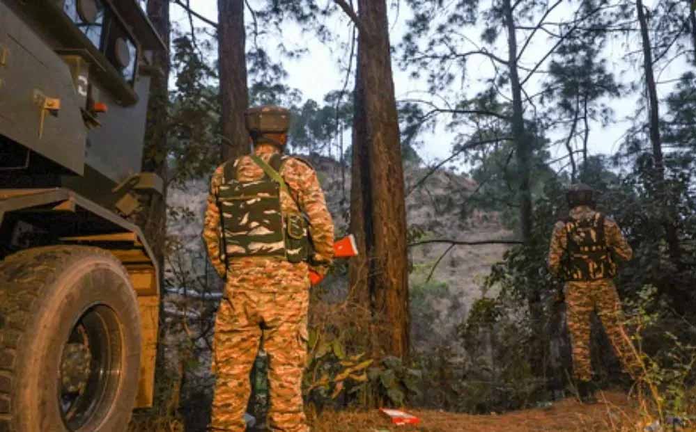 कंगाल पाकिस्तान नापाक हरकतों से बाज नहीं आ रहा, 11वीं रात LoC की फायरिंग, सेना का मुंहतोड़ जवाब