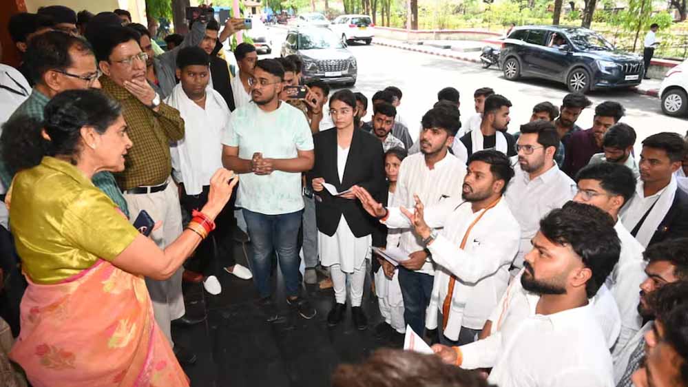 रानी दुर्गावती की समाधि को ‘मकबरा’ बताए जाने पर बवाल, ABVP ने किया प्रदर्शन रानी दुर्गावती की समाधि को ‘मकबरा’ बताए जाने पर बवाल, ABVP ने किया प्रदर्शन