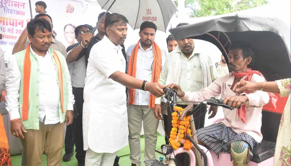 रायपुर : सुशासन तिहार में दिव्यांग रामूराम की समस्या पर हुई त्वरित सुनवाई रायपुर : सुशासन तिहार में दिव्यांग रामूराम की समस्या पर हुई त्वरित सुनवाई