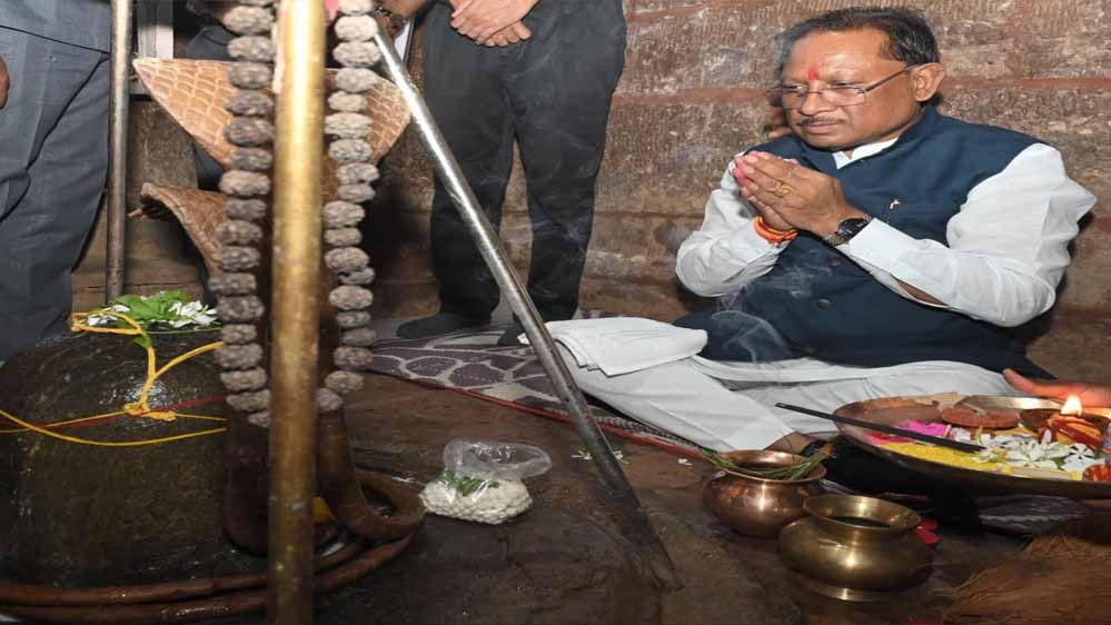 रायपुर : मुख्यमंत्री ने तेरहवीं शताब्दी के प्राचीन शिव व हनुमान मंदिर के किए दर्शन रायपुर : मुख्यमंत्री ने तेरहवीं शताब्दी के प्राचीन शिव व हनुमान मंदिर के किए दर्शन