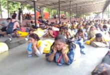लखनऊ में वॉर मॉकड्रिल का हुआ अभ्यास, कोई जमीन पर लेटा, कोई कंधे पर सवार…