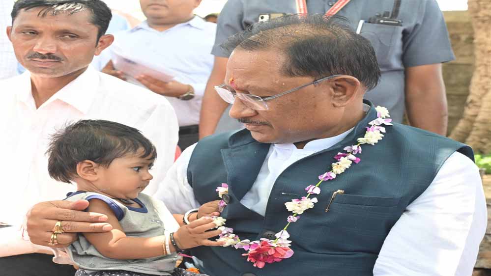 रायपुर : मुख्यमंत्री अचानक पहुंचे बेमेतरा के सहसपुर, लिया ग्रामीणों से सीधा फीडबैक रायपुर : मुख्यमंत्री अचानक पहुंचे बेमेतरा के सहसपुर, लिया ग्रामीणों से सीधा फीडबैक