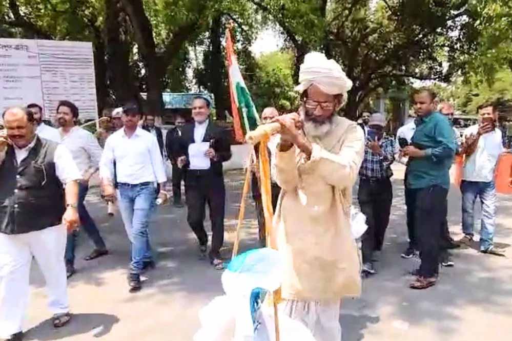 सेना के लिए अनाज लेकर DM ऑफिस पहुंचा किसान, बोला- अभी PAK का विनाश बाकी सेना के लिए अनाज लेकर DM ऑफिस पहुंचा किसान, बोला- अभी PAK का विनाश बाकी