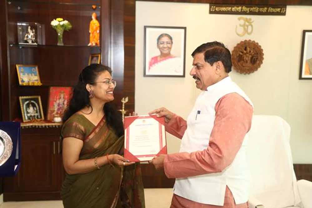 मुख्यमंत्री डॉ. यादव ने सुश्री शीला दाहिमा को मुख्यमंत्री उत्कृष्टता पुरस्कार 2022-23 से सम्मानित किया