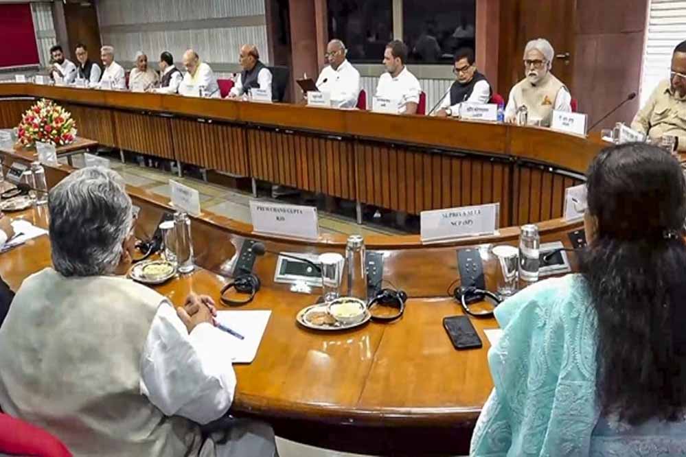 रक्षा मंत्री राजनाथ सिंह की अध्यक्षता में हुई बैठक में सभी दलों ने सरकार के साथ एकजुटता की बात कही रक्षा मंत्री राजनाथ सिंह की अध्यक्षता में हुई बैठक में सभी दलों ने सरकार के साथ एकजुटता की बात कही