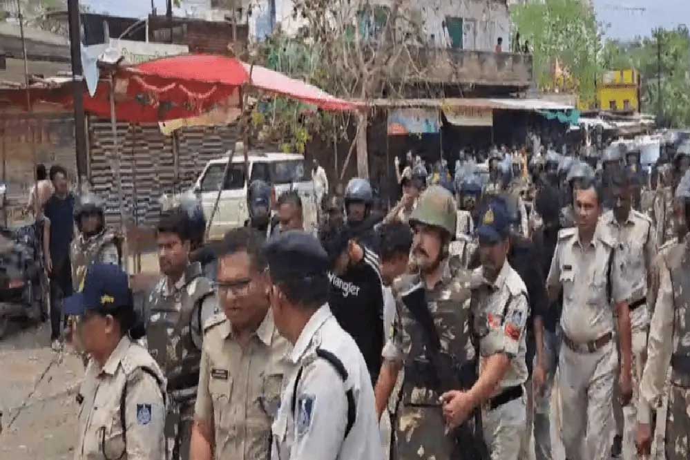 उज्जैन में नाबालिग लड़कियों के साथ गंदी साजिश करने वाले आरोपियों का पुलिस ने जुलूस निकाला उज्जैन में नाबालिग लड़कियों के साथ गंदी साजिश करने वाले आरोपियों का पुलिस ने जुलूस निकाला