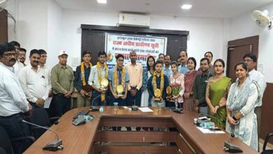 सीहोर जिले में बोर्ड रिजल्ट में अच्छे अंक लाने वाले विद्यार्थियों को कलेक्टर ने सम्मानित किया