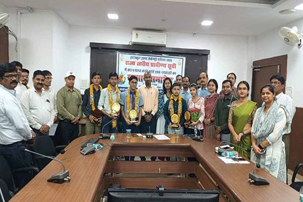 सीहोर जिले में बोर्ड रिजल्ट में अच्छे अंक लाने वाले विद्यार्थियों को कलेक्टर ने सम्मानित किया