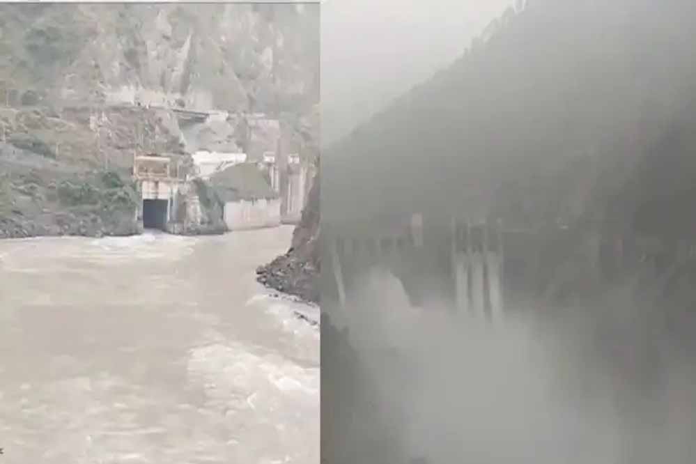 JK में भारी बारिश के बाद खोले गए बगलिहार डैम के सारे गेट, चिनाब नदी उफनाई, पाकिस्तान पर बाढ़ का खतरा JK में भारी बारिश के बाद खोले गए बगलिहार डैम के सारे गेट, चिनाब नदी उफनाई, पाकिस्तान पर बाढ़ का खतरा